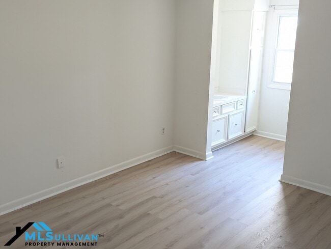 Building Photo - 4100-4105 Five Oaks Dr