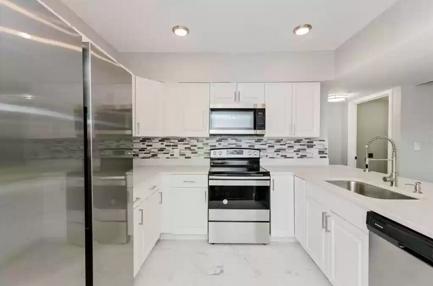 Kitchen - 813 Pinewood Ct