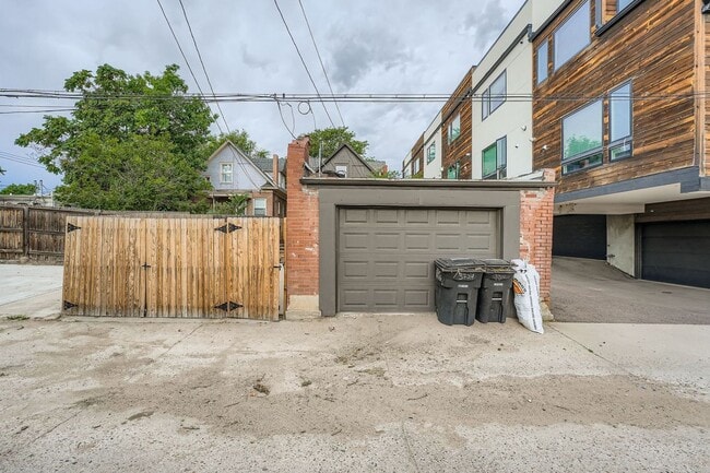 Building Photo - Stylish Home in the Heart of Highland with...