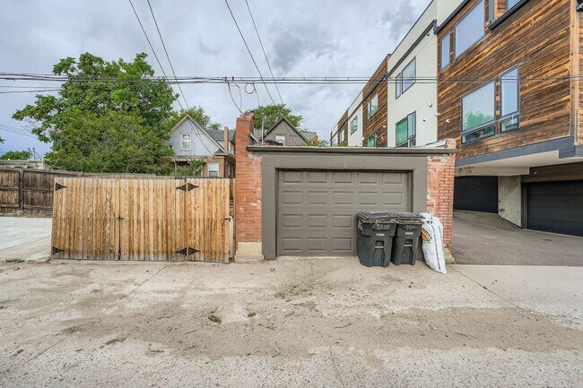 Building Photo - Stylish Home in the Heart of Highland with Detached Garage & Mother-in-Law Suite