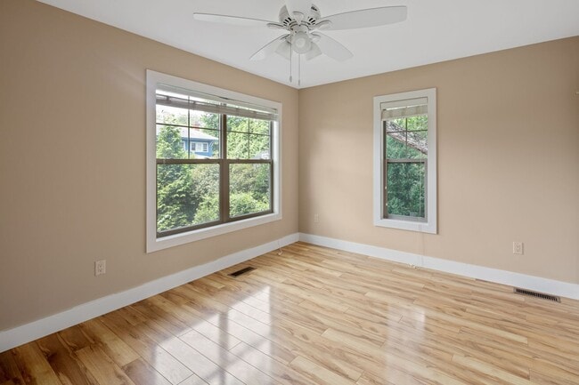 Building Photo - Modern Kenilworth Home