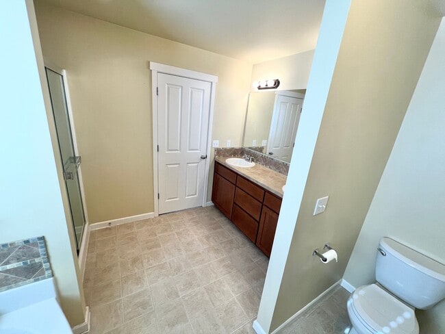 Building Photo - MOVE IN READY: 4bd 2.5ba 2,086 sq ft