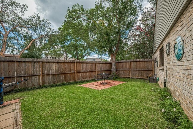 Building Photo - 12231 Carriage Hill Dr