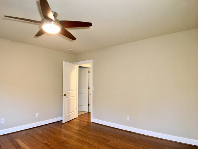 Building Photo - Stunning 3BD  Lake Shore Home with Office and Loft Area!  Gorgeous Finishes!