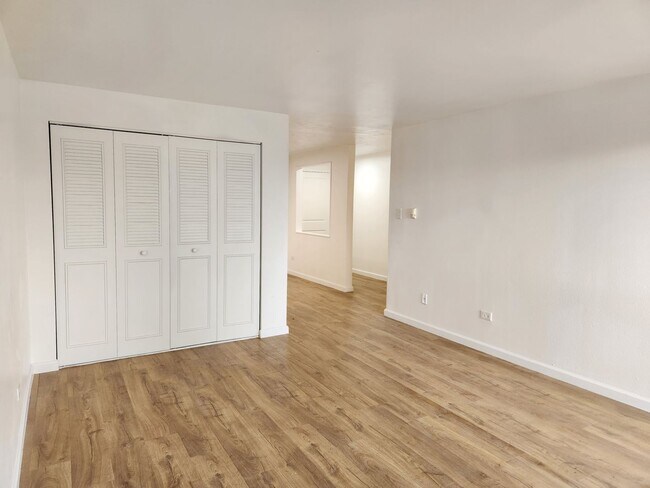 Building Photo - 65 Clarkson St