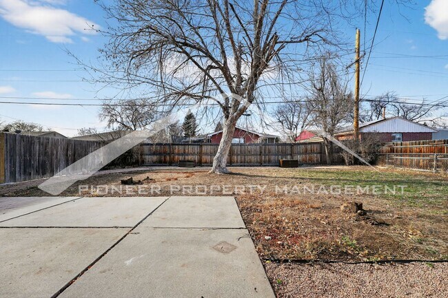 Building Photo - Gorgeous Home with Washer/Dryer and Fenced Yard