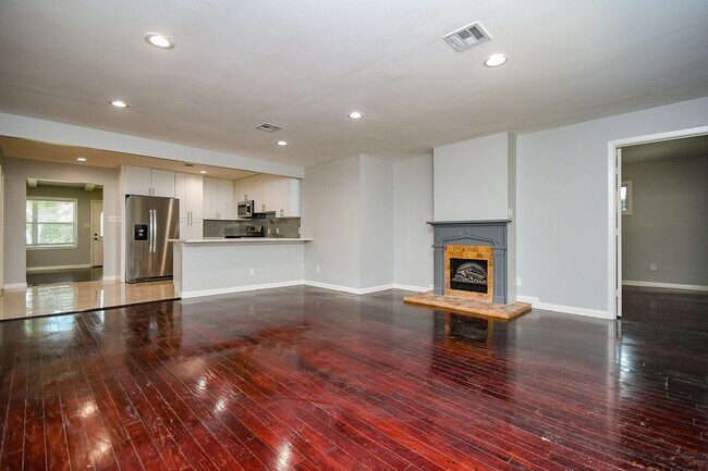 Building Photo - 5209 De Milo Dr