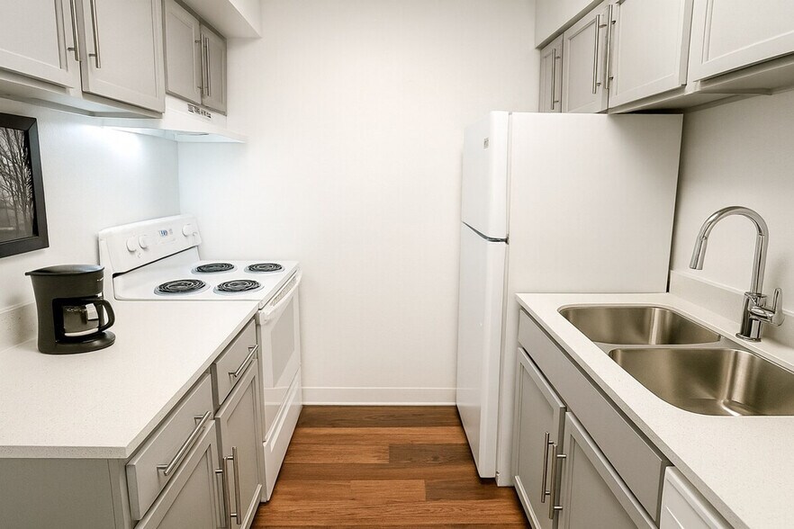 Building Photo - 1040 Clayton Ln