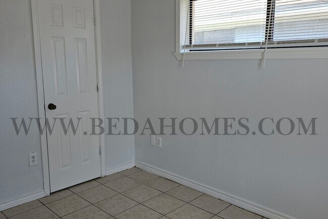 Building Photo - 2908 Wipprecht St