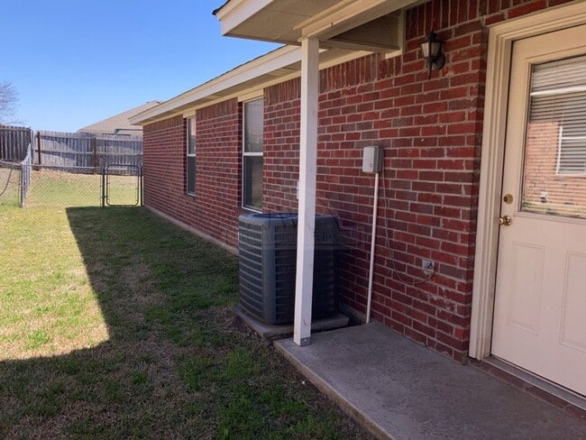 Building Photo - 308 Cedar Ridge Dr