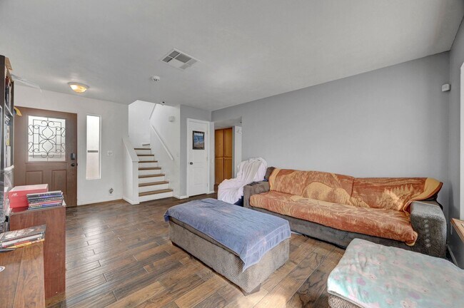 Building Photo - 3 bedroom home with pool!!