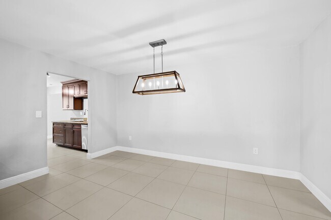 Building Photo - 313 SE 4th Terrace