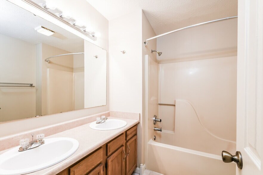 Building Photo - 5508 Pine Hill Dr