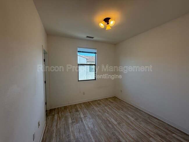 Building Photo - 43 Jensen Ct