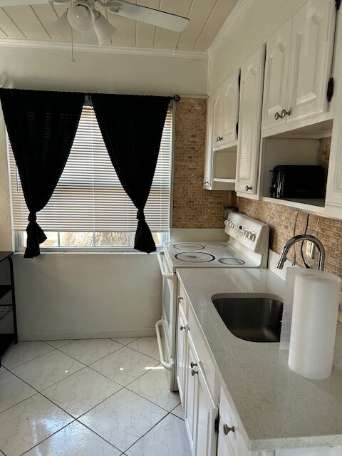 Building Photo - St Petersburg, 2/1 SFH Fenced yard