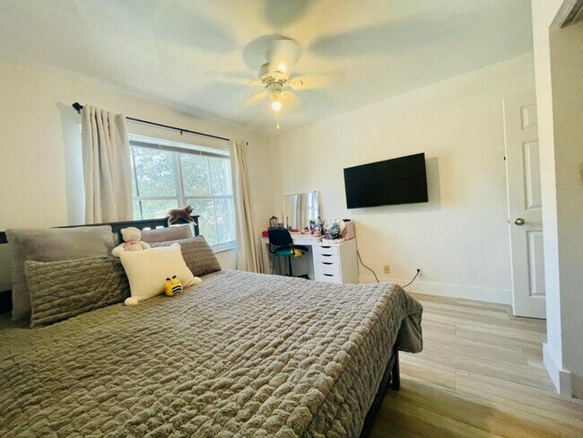 Building Photo - 4231 NW 1st Dr