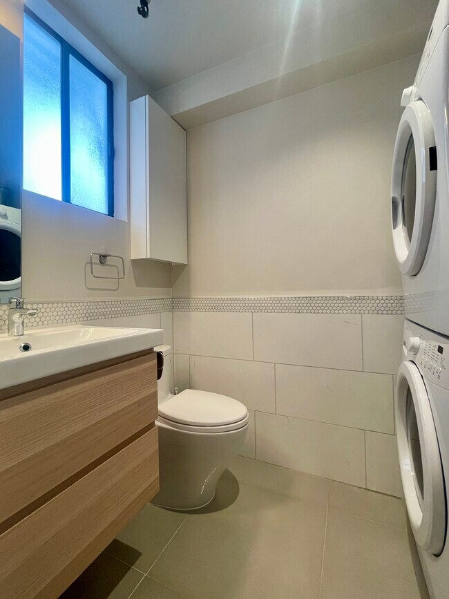 Building Photo - 1885 Pacific Ave