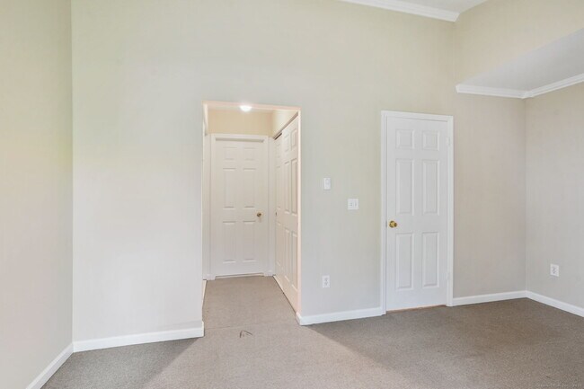 Building Photo - 20 E Pembroke Rd