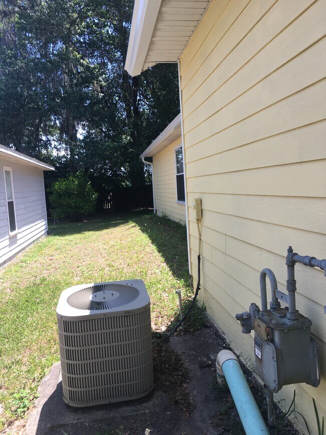 Right side exterior siding and outside yard of the house - 1013 SW 75th Way