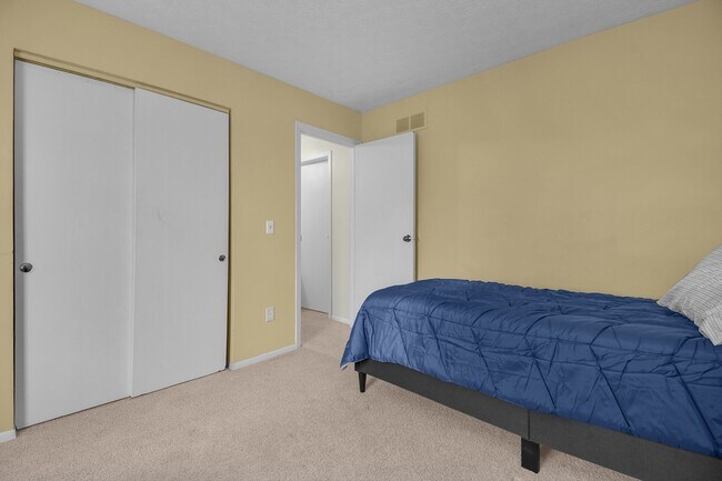 Building Photo - 6590 Bennell Dr