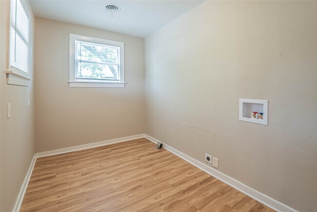 Building Photo - 203 Beatrice