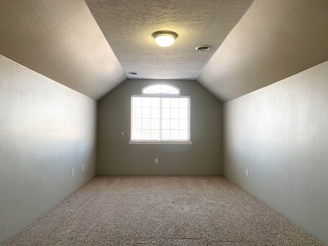 Building Photo - Wonderful Home Next to Nampa's Greenbelt!