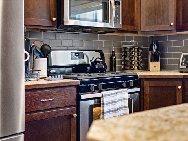 Building Photo - Beautiful home 5MILE/Big Yard & Garage (Furnished)