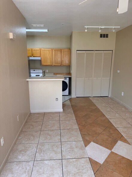 Building Photo - 9085 Lee Vista Blvd