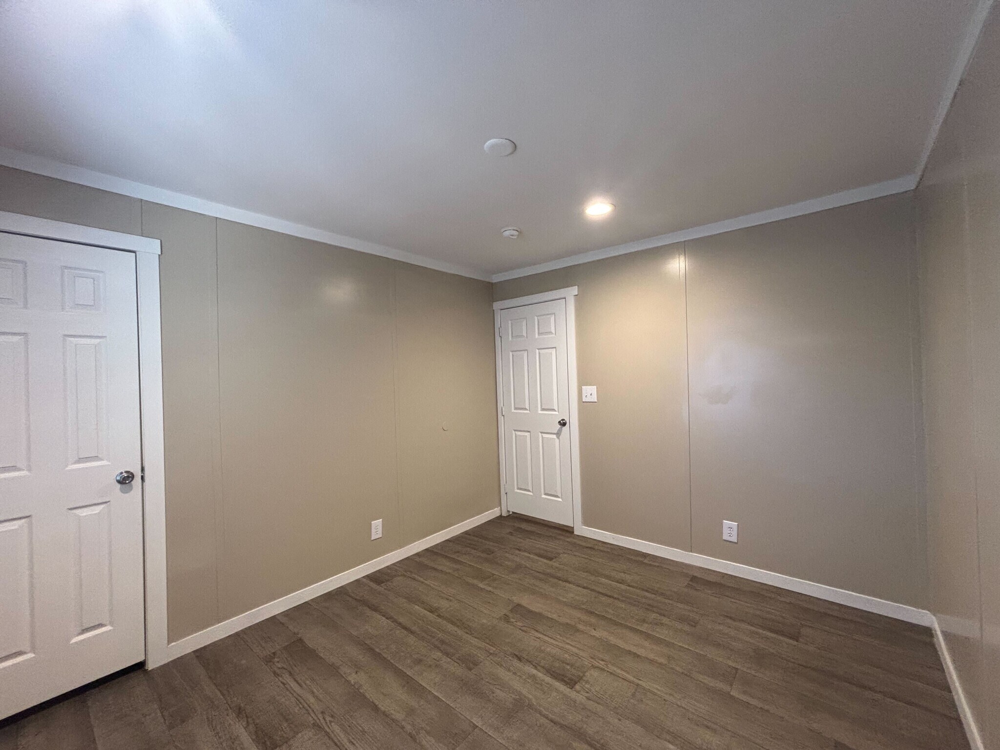 Building Photo - 118 E Semands St