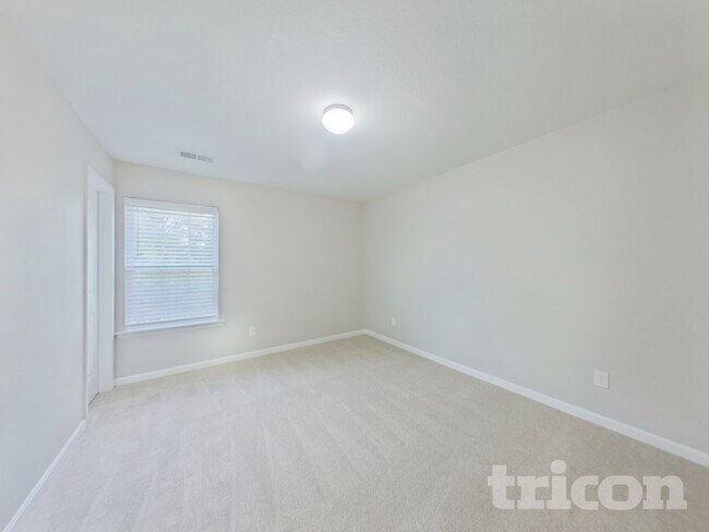 Building Photo - 750 Chariot Way