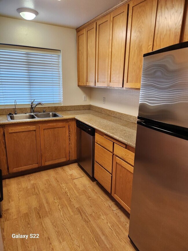 Building Photo - Immaculate Two story,  1 Bedroom, 1 Bathroom, Condo, lots of light,  Close to everything!