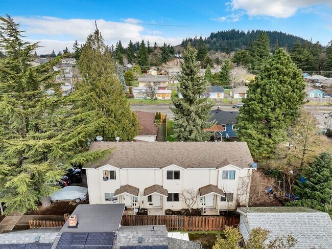 Building Photo - Beautiful 2 bedroom townhouse. Available February!