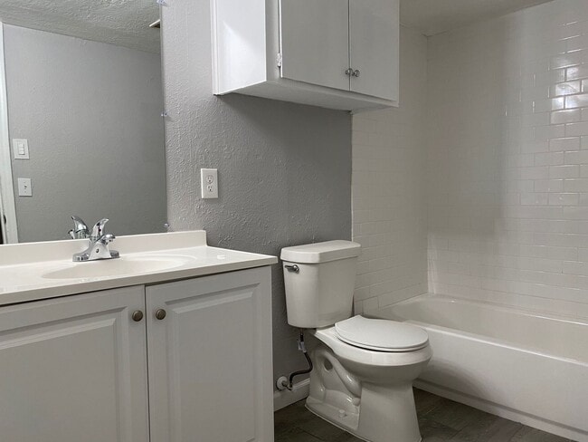 Building Photo - 2 Bedroom Duplex near Lake Overholser