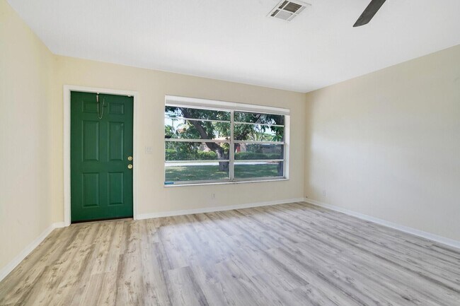 Building Photo - 3800 Calvin Ave