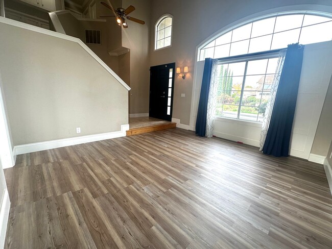 Building Photo - Gorgeous 3 Bed, 2.5 on Corner Lot