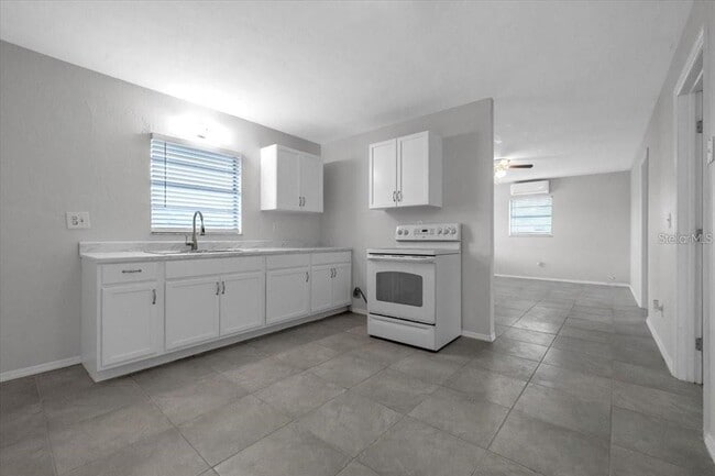 Building Photo - 1099 Hargrave St