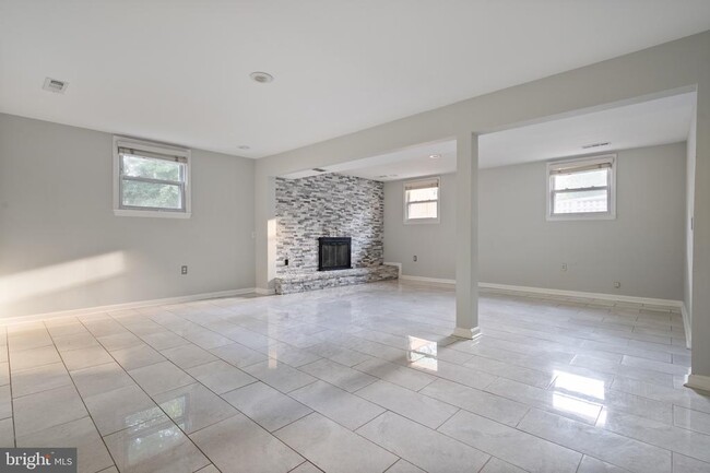 Building Photo - 2413 Childs Ln