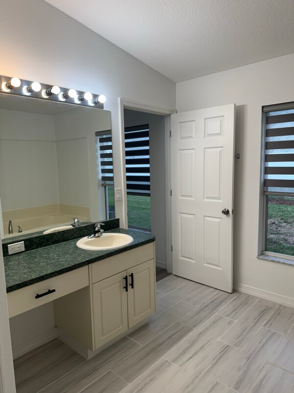 Building Photo - 833 Greenleaf Cir