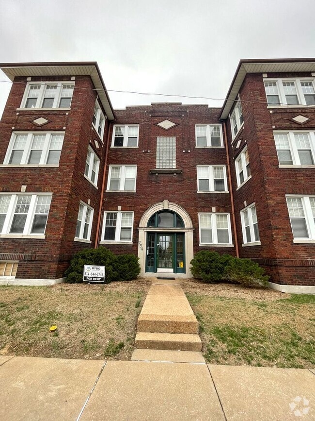 Building Photo - $1750 - Spacious & Updated 2B/2B Main Floo...