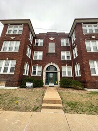 Building Photo - $1750 - Spacious & Updated 2B/2B Main Floo...