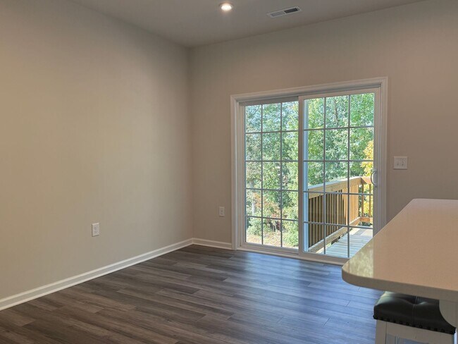 Building Photo - Amazing 3 Bedroom Townhome in North East R...