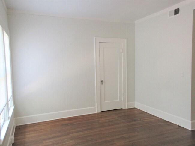 Building Photo - 709 Texas Ave