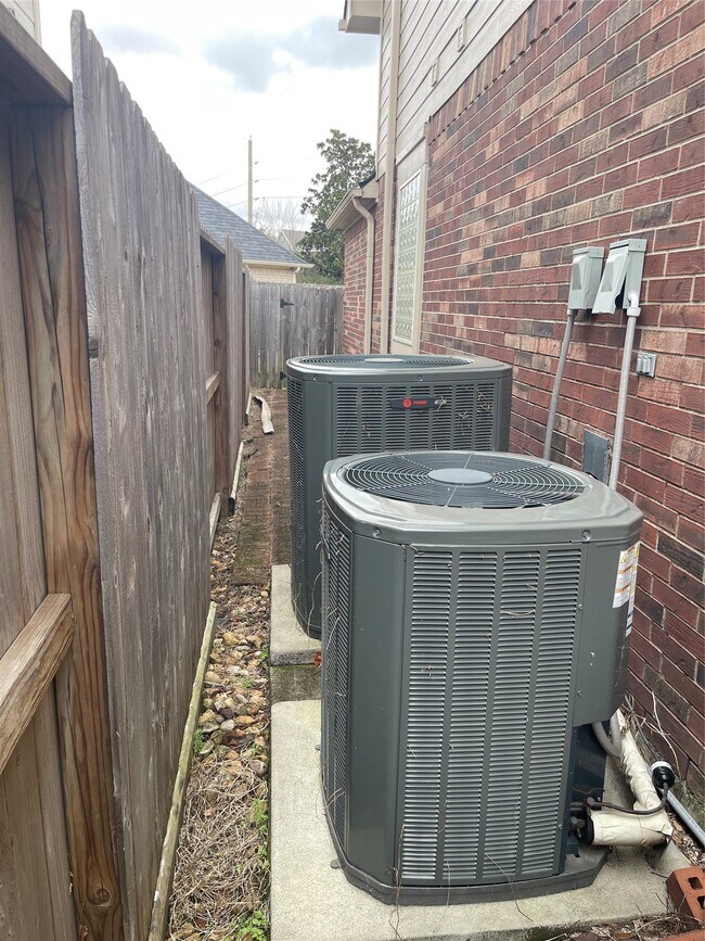 Building Photo - 1759 Lakeside Enclave Dr