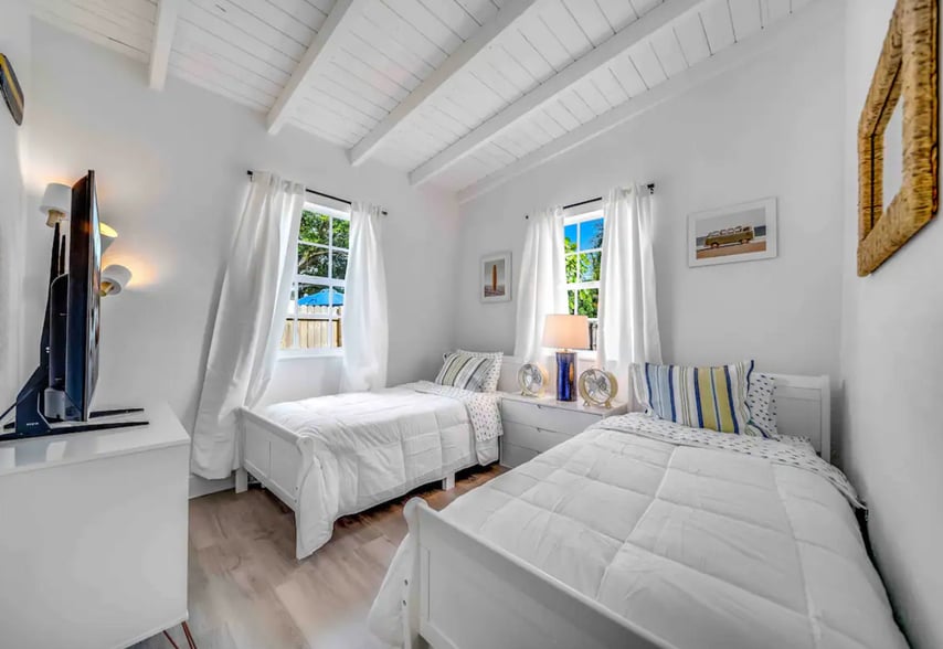 Building Photo - 140 SE 9th Ave