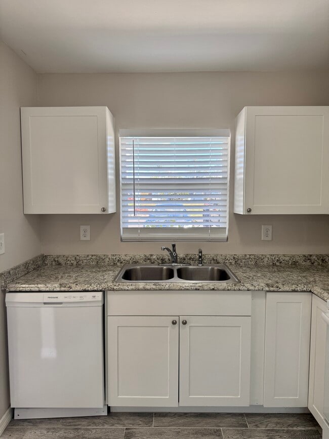 Building Photo - 27600 S View Dr