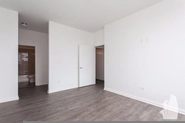 Building Photo - 3 bedroom in Chicago IL 60613
