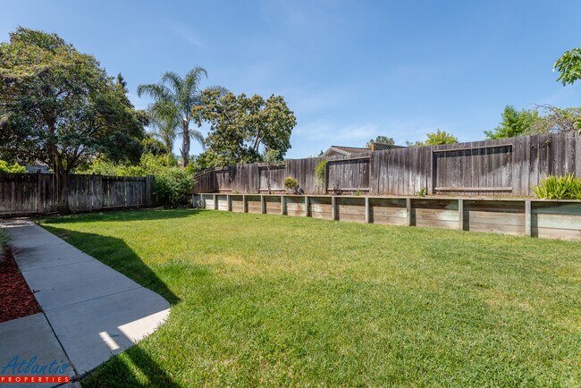 Building Photo - Beautiful Home | Central A/C | Desirable Location