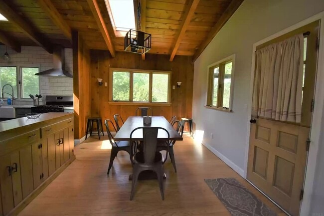 Building Photo - "Hoosier Daddy"- This fully furnished, turn-key, 6bd/2ba house