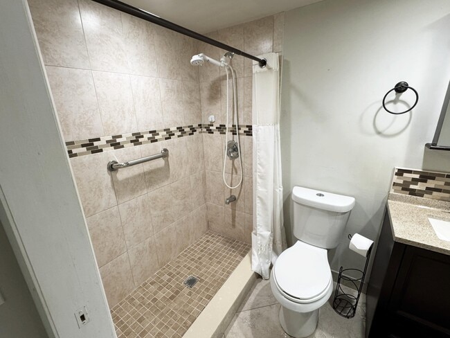 Building Photo - 984 Normandy Ln