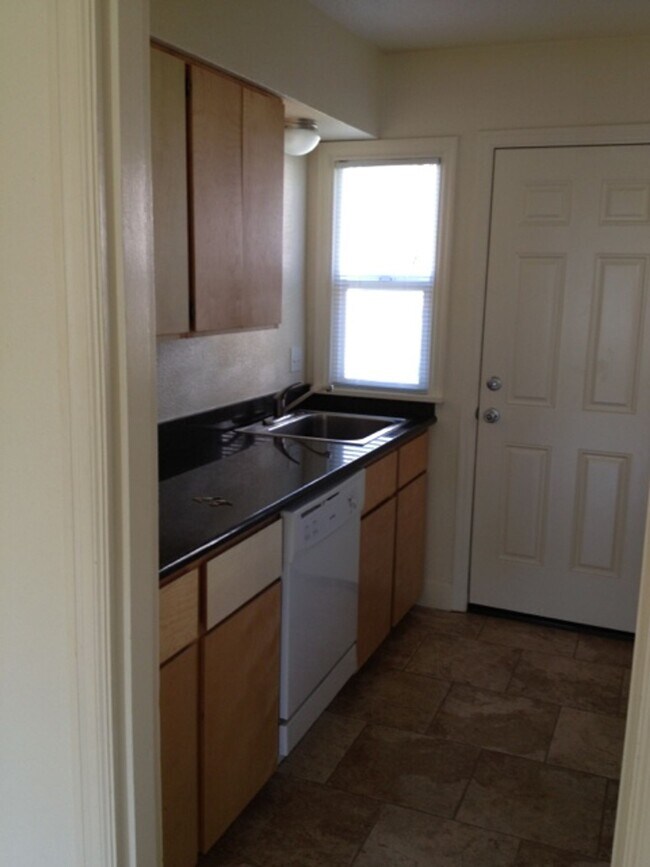 Building Photo - Quaint Cottage Style 1 Level 1 BR in 4-ple...